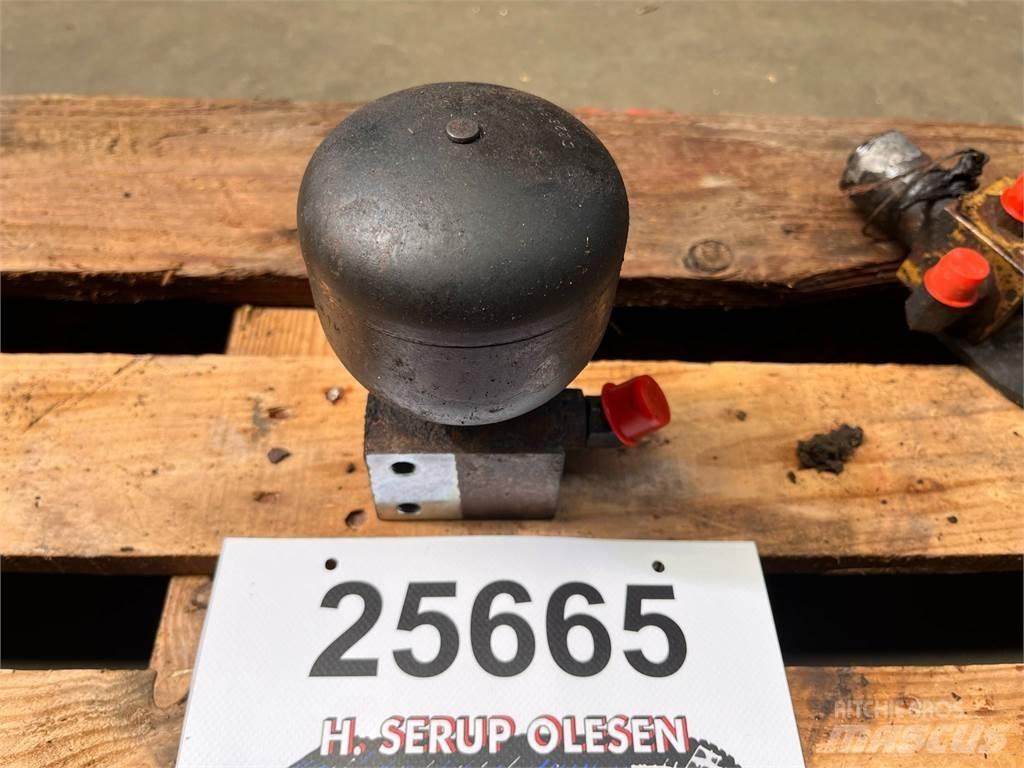 CAT 323D accumulator Hydraulique