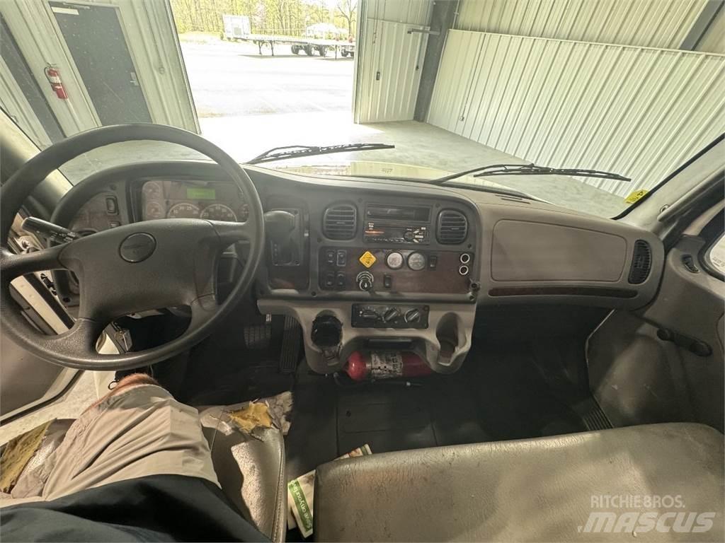 Freightliner M2 106 Camion plateau