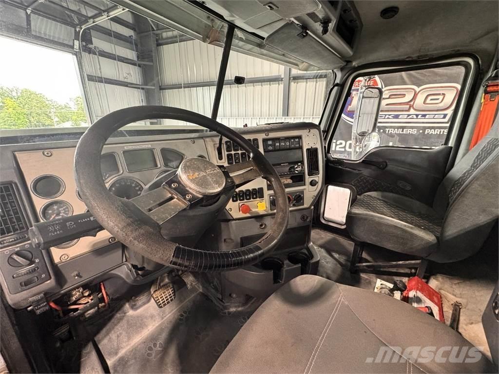 Mack CHU613 Tracteur routier
