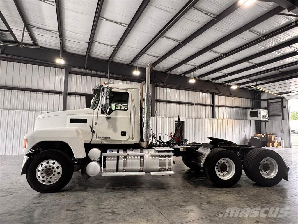 Mack CHU613 Tracteur routier