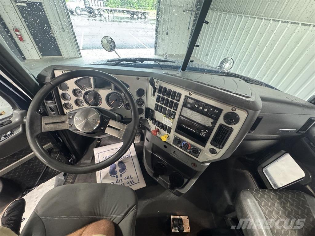 Mack CXU613 Tracteur routier