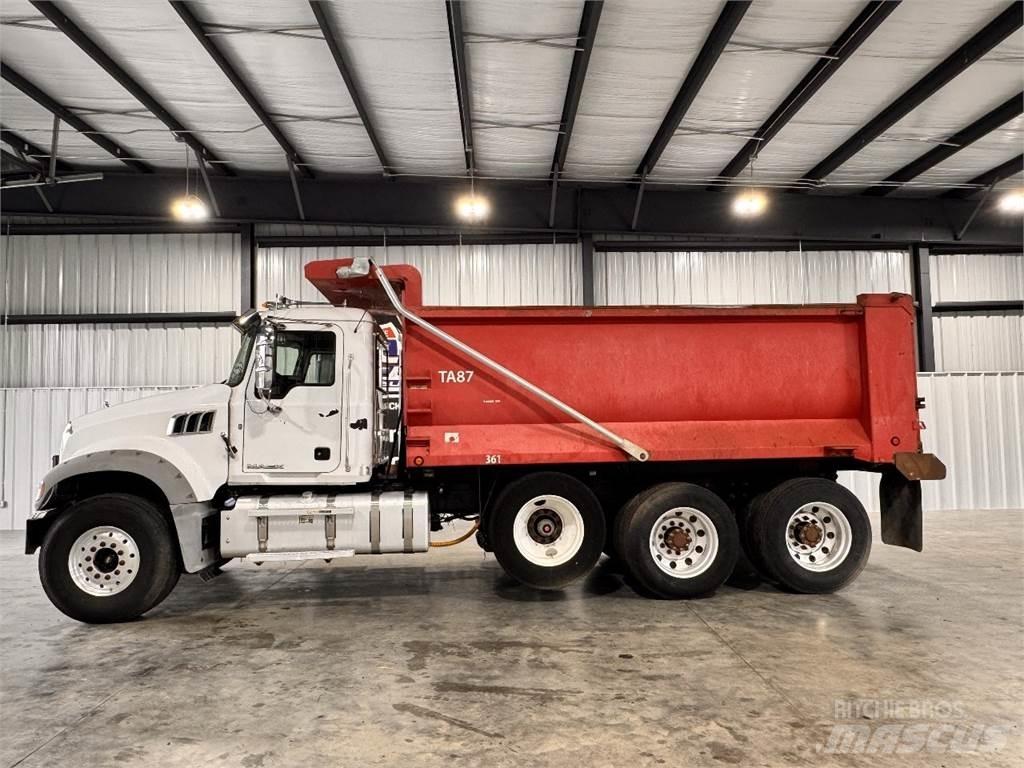 Mack GU713 Camion benne