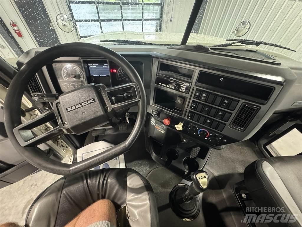 Mack Pinnacle 64T Tracteur routier