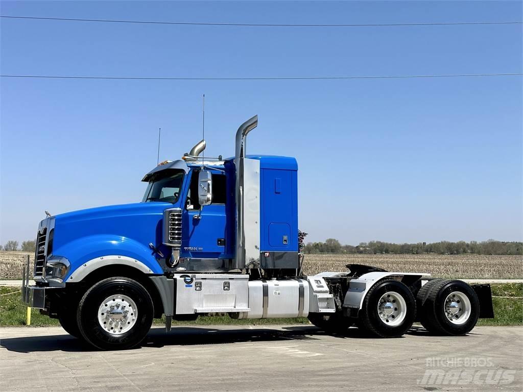 Mack Titan TD713 Tracteur routier
