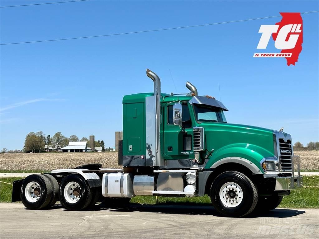 Mack Titan TD713 Tracteur routier