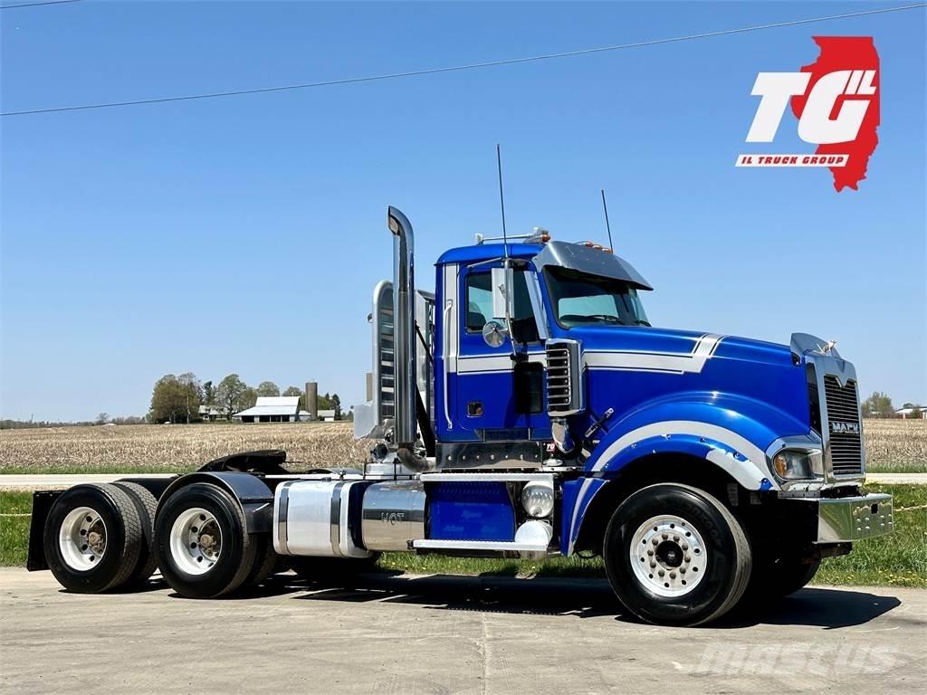 Mack Titan TD713 Tracteur routier
