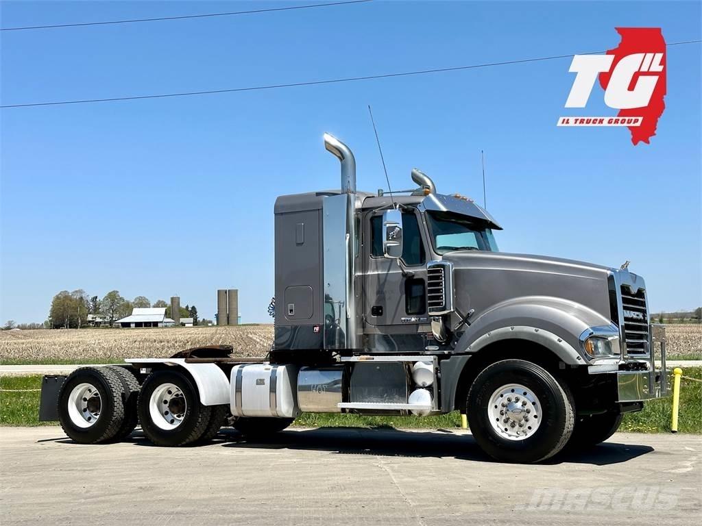 Mack Titan TD713 Tracteur routier