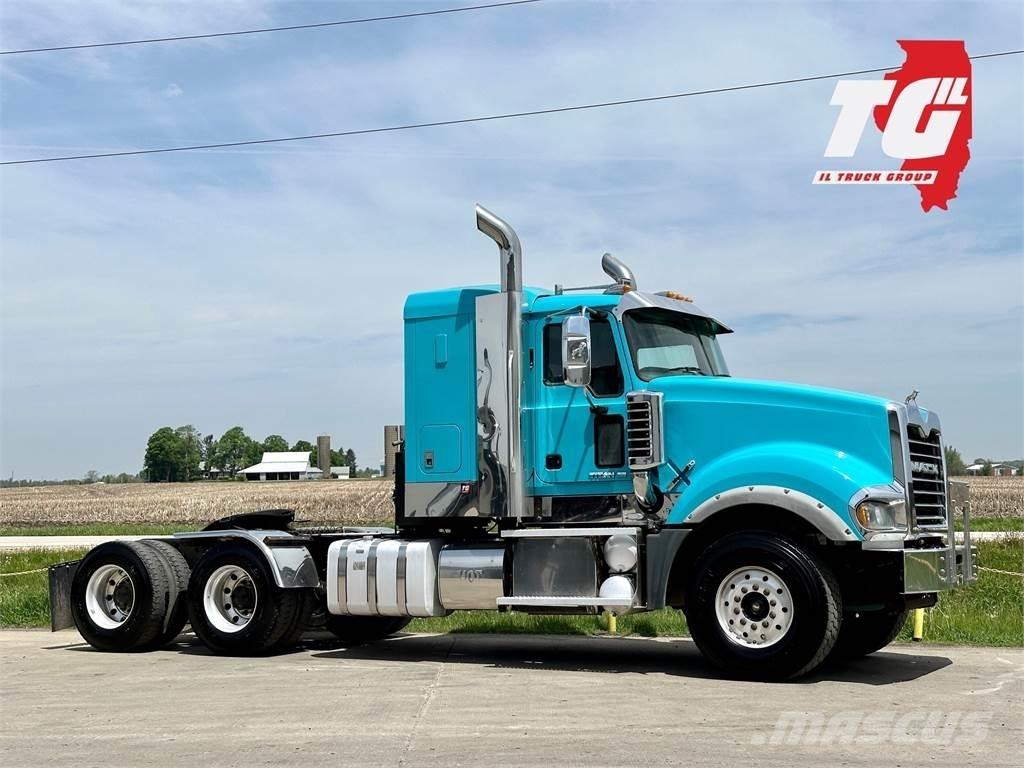 Mack Titan TD713 Tracteur routier
