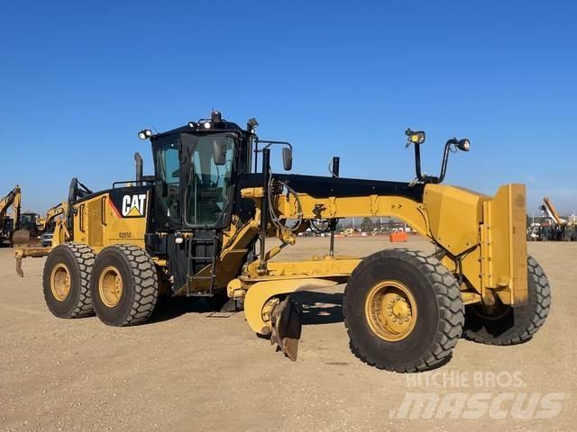 CAT 14M Niveleuse
