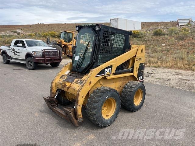 CAT 236 Chargeuse compacte