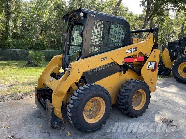 CAT 242D3 Chargeuse compacte