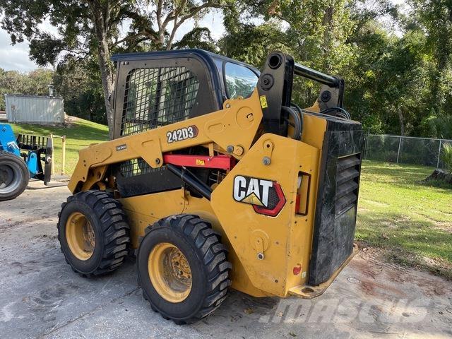 CAT 242D3 Chargeuse compacte