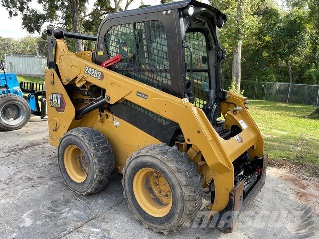 CAT 242D3 Chargeuse compacte