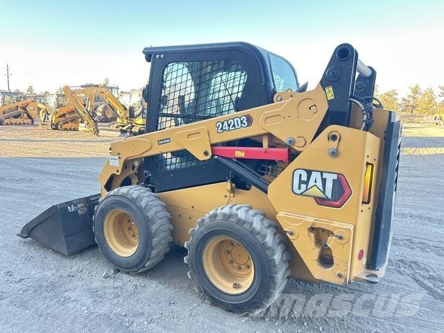 CAT 242D3 Chargeuse compacte