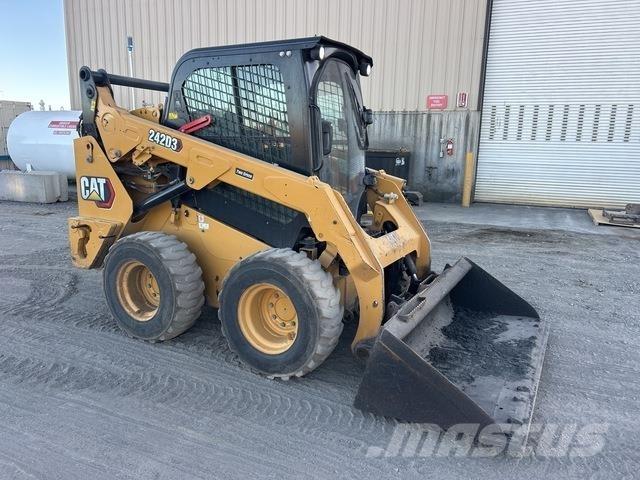 CAT 242D3 Chargeuse compacte