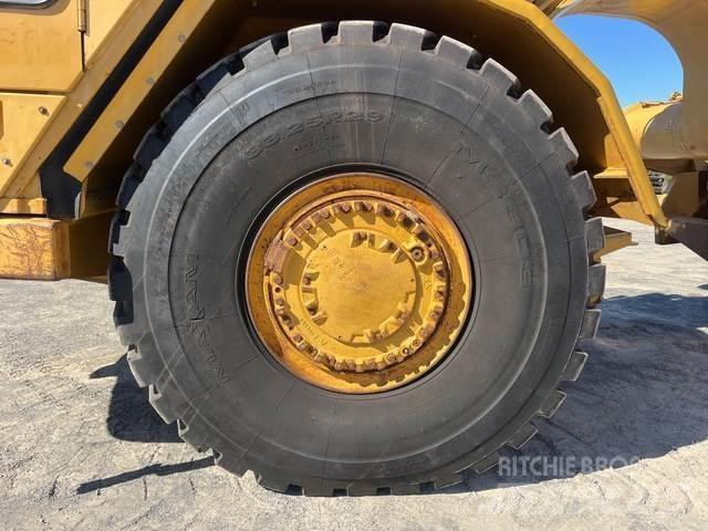 CAT 621G Scraper