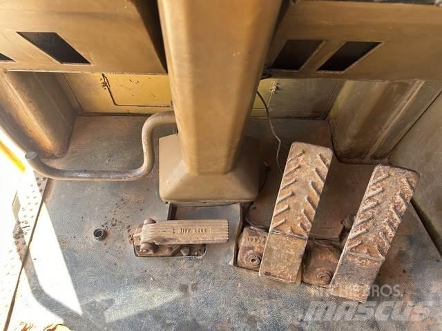 CAT 633E Scraper