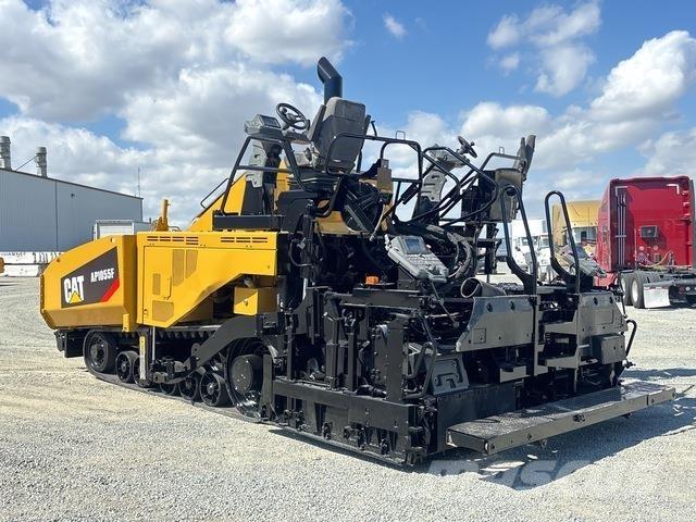 CAT AP1055F Finisseur