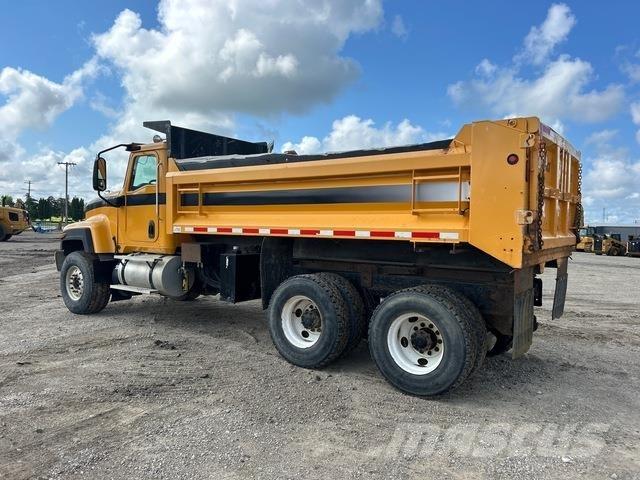 CAT CT681SG Camion benne