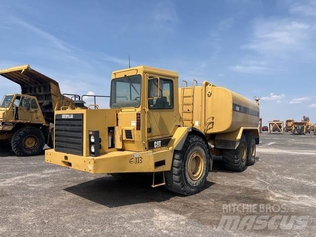 CAT D400D Camion citerne à eau