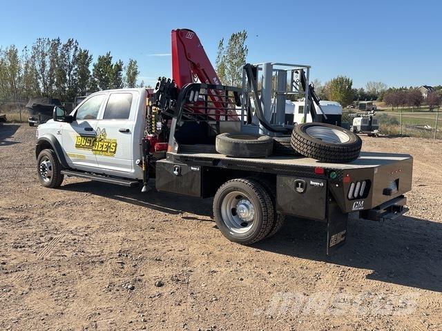 Dodge 5500 Camion plateau ridelle avec grue