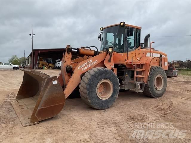 Doosan DL300 Chargeuse sur pneus