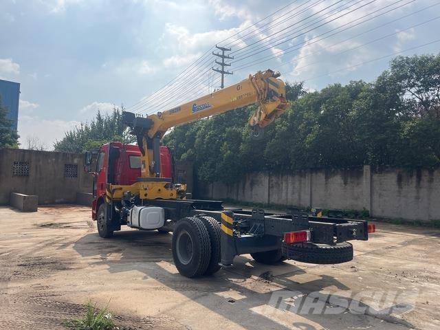 FAW J6L-240 Camion plateau ridelle avec grue