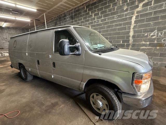 Ford E-250 Utilitaire