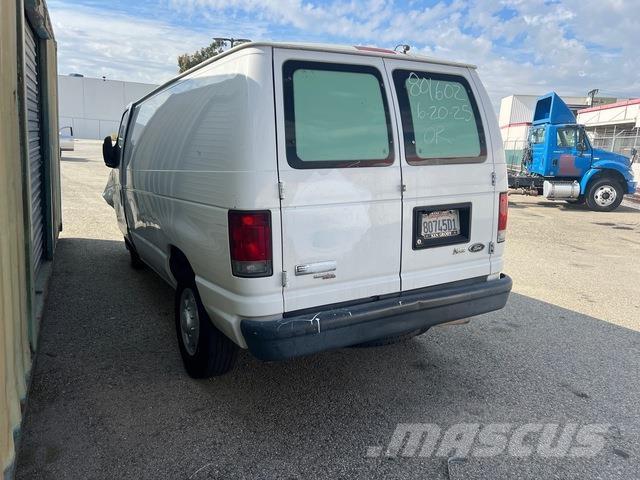 Ford E-250 Utilitaire