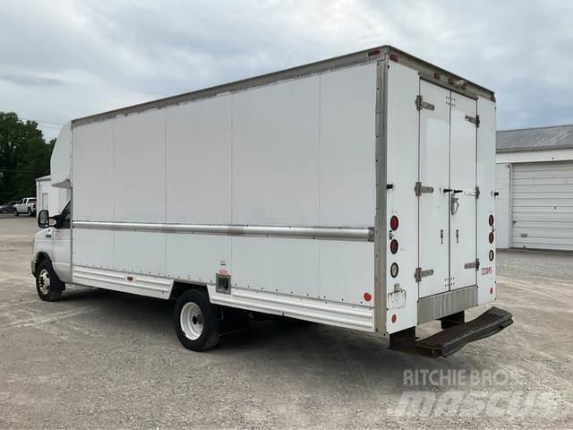 Ford E-350 Fourgon