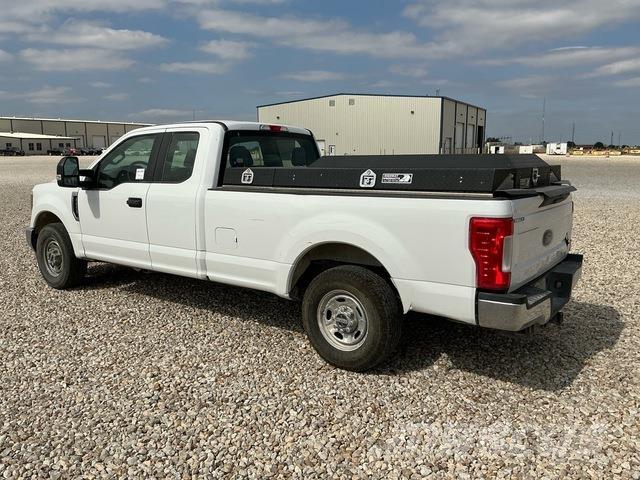 Ford F-250 Utilitaire benne