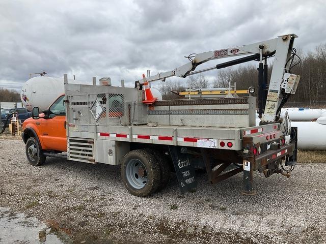 Ford F-550 Camion plateau ridelle avec grue