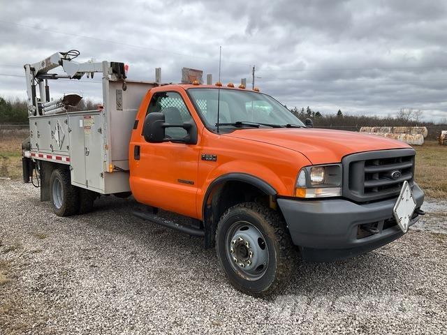 Ford F-550 Camion plateau ridelle avec grue