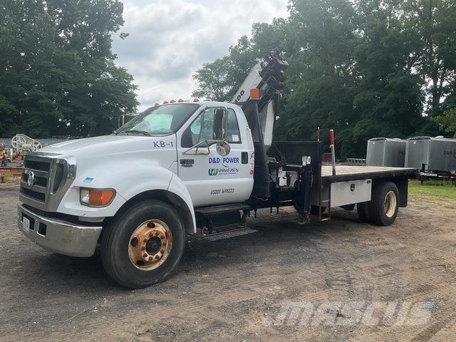 Ford F-750 Camion plateau ridelle avec grue