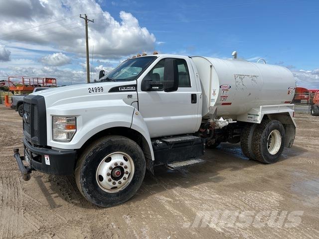 Ford F-750 Camion citerne à eau