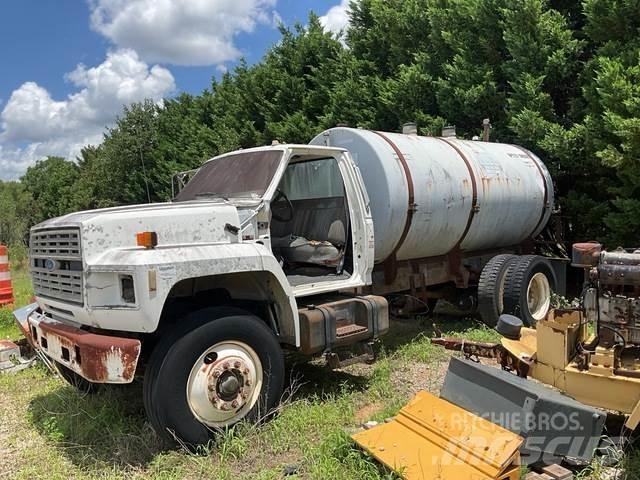 Ford F700 Motrici cisterna