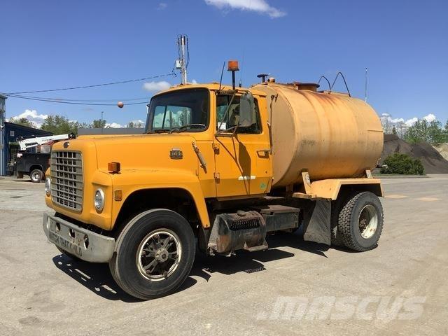 Ford L8000 Camion citerne à eau