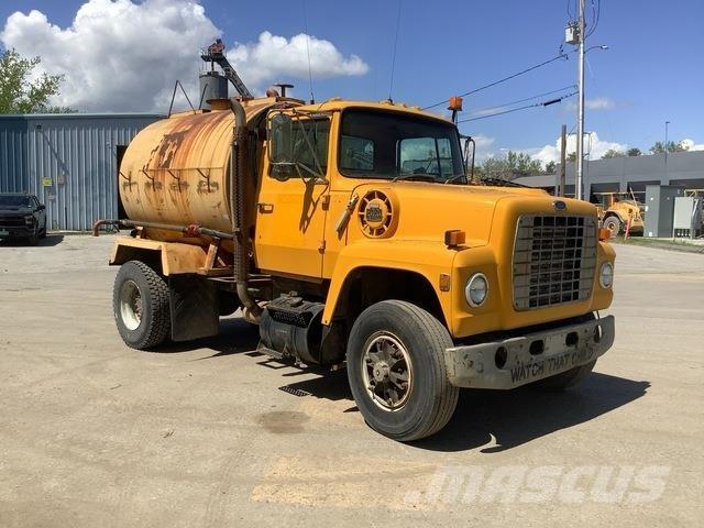 Ford L8000 Camion citerne à eau
