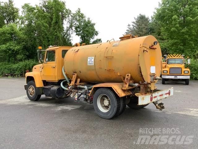 Ford L8000 Camion citerne à eau