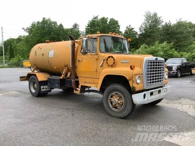 Ford L8000 Camion citerne à eau
