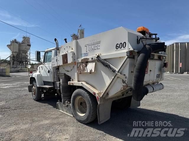 Ford LN7000 Camion balayeur