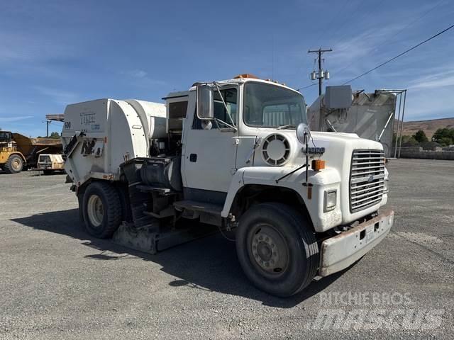 Ford LN7000 Camion balayeur