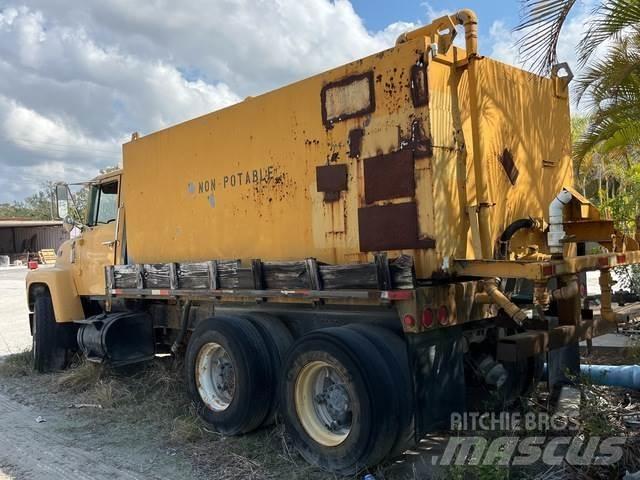 Ford LT8000 Camion citerne à eau