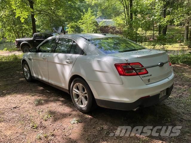 Ford Taurus Voiture