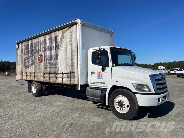 Hino 268 Camion à rideaux coulissants (PLSC)