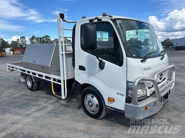 Hino 300 Camion plateau