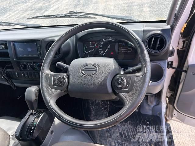 Hino 300 Camion plateau