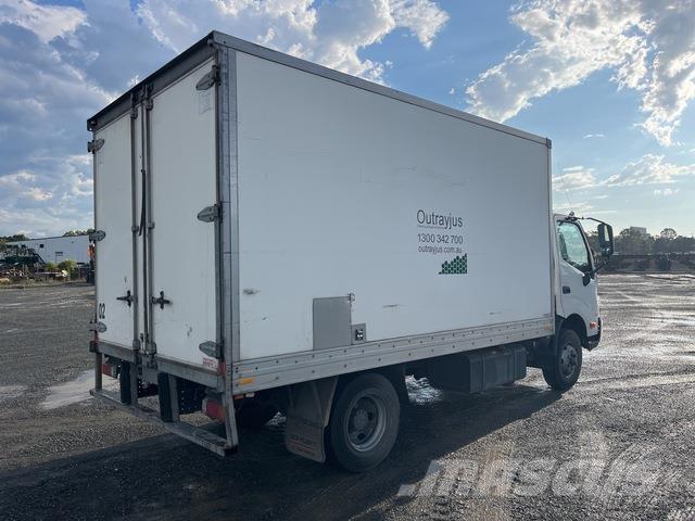 Hino 300 721 Camion Fourgon