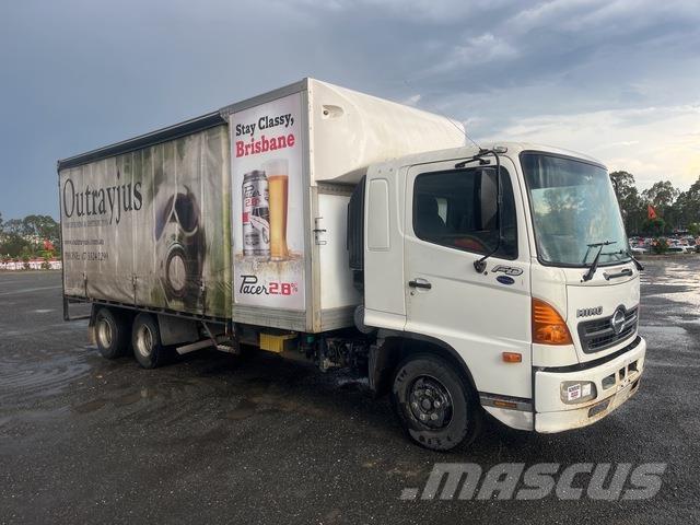 Hino FD1J Camion à rideaux coulissants (PLSC)