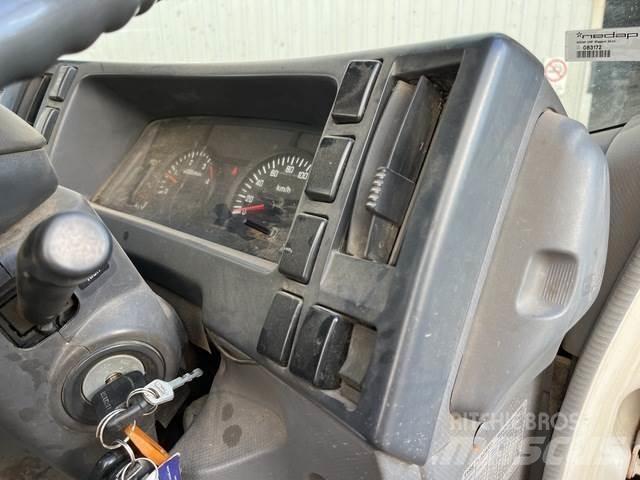 Isuzu NNR 200 Camion plateau